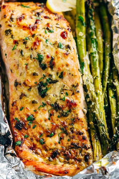 Salmon Asparagus Foil, Baked Salmon And Asparagus, Salmon Foil Packets, Parmesan Salmon, Salmon Asparagus, Salmon In Foil, Foil Pack Meals, Foil Packs, Plats Healthy