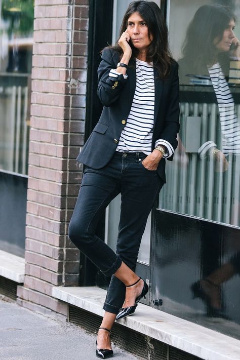 Look stylish no matter where you are by developing a wear-anywhere uniform like French Vogue editor-in-chief Emanuelle Alt. Stay away from anything too trendy or bold, and instead opt for classic dark tones like black and navy. Pair your Breton tee with comfy jeans with a tailored, gold-button blazer; slip into pointed flats for instant, casual elegance. 10 Piece Capsule Wardrobe, Emmanuelle Alt Style, Vogue Editor In Chief, Breton Stripe Shirt, Minimalist Moda, Clemence Poesy, Rok Outfit, Curated Closet, Emmanuelle Alt