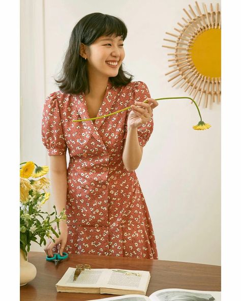 Kim Go Eun, Classy Work Outfits, Korean Actresses, Wrap Dress Floral, Korean Actress, Celebrities Female, Korean Girl, Cute Dresses, Beautiful People