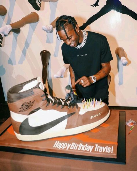 Travis party Travis Scott Hairstyle, Jordan 1s For Women, Travis Scott Braids, Travis Scott Outfits, Off White Hoodie, Jordans For Sale, Air Jordan 1s, Yeezy Season, 8 Bits