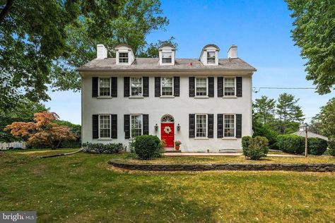 Pin Oak Farm, 1825 Center Hall Colonial house in Cinnaminson, New Jersey Center Hall Colonial, Hall House, Large Pool, Attic Space, Colonial House, Colonial Style, Staircases, Old Houses, Vegetable Garden