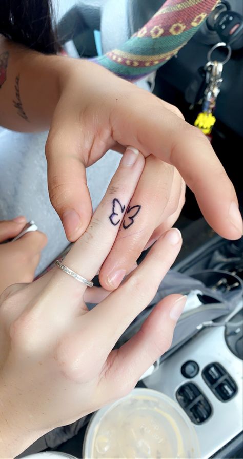 Matching butterfly tattoos. Located in the inside middle finger. Each friend has a half of a butterfly and when put together, they create one whole butterfly. Tattoo Designs Matching, Matching Finger Tattoos, Matching Bff Tattoos, Finger Tattoos For Couples, Bestie Tattoos, Maching Tattoos, Tattoos Cute, Cute Matching Tattoos, Matching Friend Tattoos