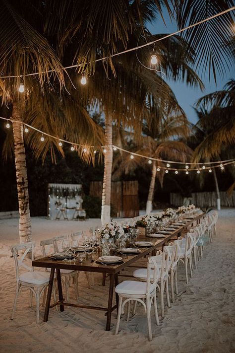 Beach Wedding Reception Dress Brides, Tropical Wedding Bar Decor, Outside Beach Wedding, Beach Wedding Intimate, Wedding On Beach, Wedding Beach Decor, Beach Dinner Parties, Beach Wedding Inspo, Aruba Weddings