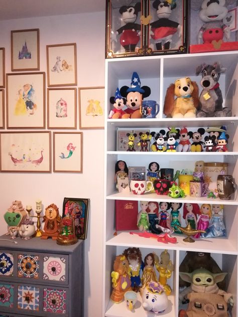 Disney Shelf Display, Disney Desk Decor, Disney Bedroom Aesthetic, Disney Collection Display, Disney Apartment Decor, Disney Bedroom Ideas For Adults, Disney Room Ideas For Adults, Disney Office Supplies, Adult Disney Bedroom