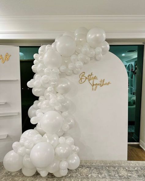 White Ballon Party, White Ballon Aesthetic, Balloon Garland Engagement, Bridal Shower White Balloons, White Arch Backdrop With Balloons, Engagement Party Balloon Arch Backdrop, All White Balloon Decor, White And Pearl Balloon Garland, All White Engagement Party Decorations