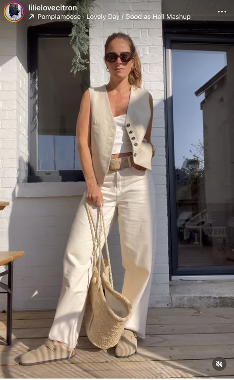 Cropped Linen Vest Outfit, Beige Linen Vest Outfit, Linen Waistcoat Woman Outfit, Outfit Sastrero, Beige Vest Outfit, Linen Vest Outfit, Outfit Gilet, Vest Street Style, Cardigan Fall Outfit