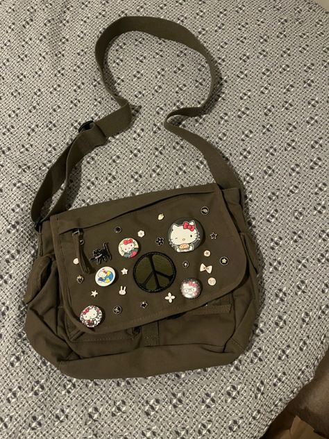 Cool Belongings, Side Bags Aesthetic, Decorated Messenger Bag Aesthetic, Aesthetic Side Bag, Messager Bags Aesthetic, Messenger Bag With Pins, Grunge Backpack, Messager Bag, Japanese School Bag