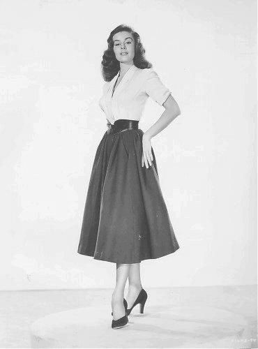 Elaine Stewart, 50s Hair, 40s Outfits, Decades Fashion, 50s Outfits, Old Hollywood Actresses, Pin Up Vintage, Old Hollywood Glam, 20th Century Fashion