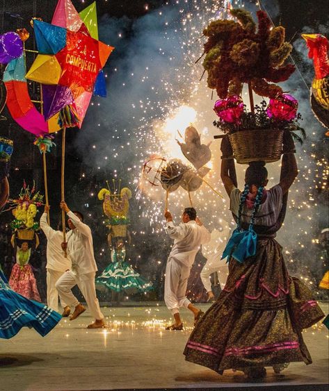 Fiesta y alegría en la Guelaguetza, Oaxaca ✨ Foto:@angel_cristobal13 Oaxaca Wedding, Latina Culture, Mexican Night, Chicano Love, Mexican Culture Art, Mexican Heritage, Mexico Culture, Dream Book, History Projects