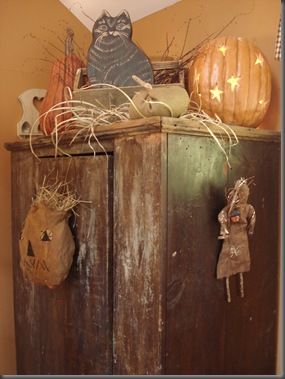 Halloween vignette Tv Room Sofa Ideas, Tv Room Sofa, Room Sofa Ideas, Primitive Fall Decorating, Prim Halloween, Halloween Vignette, Interior Sofa, Colonial Decorating, Primitive Autumn