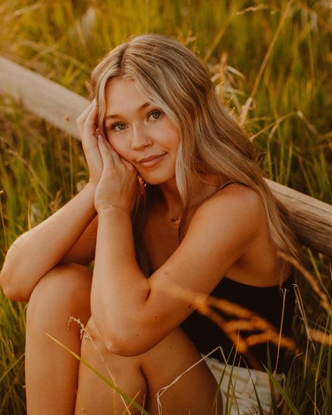 Senior photos for the beautiful @jaedyn_symons 🌞🫐🥝 pt.1 Autumn Photography Portrait, Senior Photoshoot Poses, Senior Photography Poses, Senior Photo Poses, Senior Photoshoot, Autumn Photography, Senior Photography, Photoshoot Poses, Senior Photos