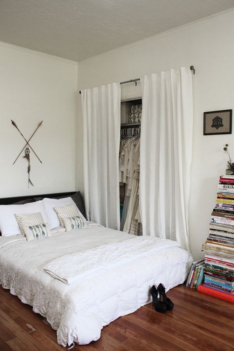 studio apartment configuration--bed almost right next to the closet, books stacked with a vase on top. #cute Curtains For Closet Doors, Ideas Armario, Hostel Room, Closet Curtains, No Closet Solutions, Studio Apartments, Tiny Bedroom, Vintage Studio, Closet Bedroom