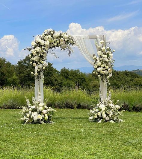 Trellis Ideas Wedding, Floor Wedding Arch, Outside Wedding Arch Ideas, Wedding Ceremony Walkway, Backdrops For Wedding Reception, Wedding Arch Flowers Simple, Wedding Altars Outdoor, Wedding Ceremony Arch Outdoor, Wedding Entrance Arch