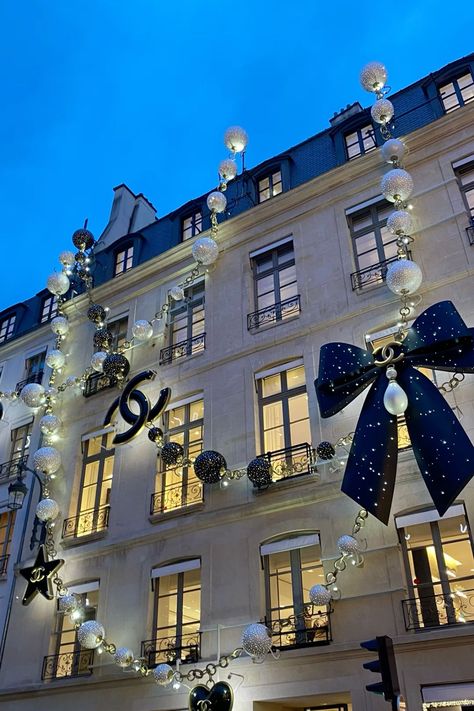 Xmas In Paris, Paris On Christmas, Paris Christmas Decorations, Paris Aesthetic Christmas, Paris During Christmas, Christmas Paris Aesthetic, Paris At Christmas Time, Winter In Paris Aesthetic, Paris In Christmas