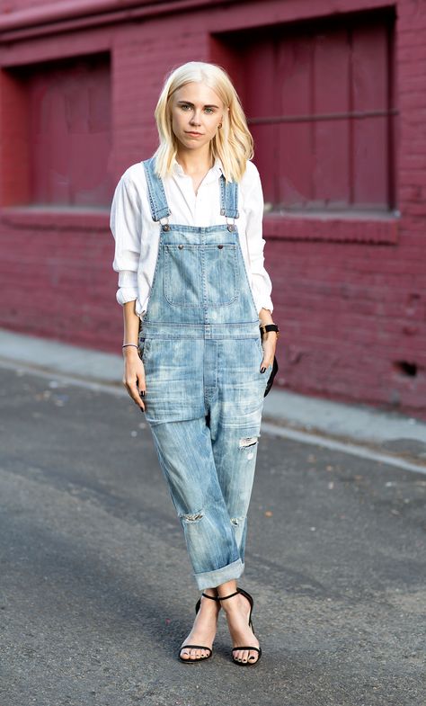 The Fashion-Girl Way to Wear Overalls—Yes, They are Cool | The Everygirl Spring Denim Outfits, 90s Fashion Denim, Denim Street Style, 90s Fashion Women, Fashion Jobs, Spring Denim, Overall Outfit, Denim Outfits, Denim Dungarees