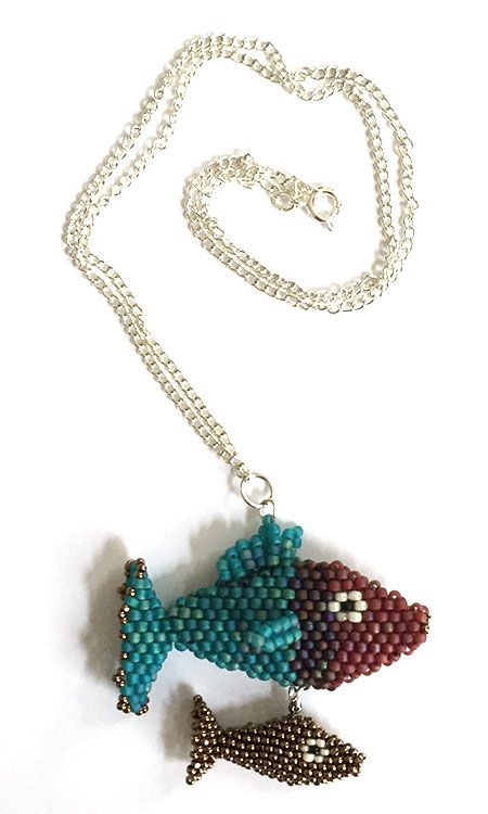 Nita E Kaufman - more fishey jewelry. Beaded Figures, Beaded Fish, Beads Clothes, Ocean Bracelet, Beaded Banners, Beadwork Designs, Fish Crafts, Cat Crafts, Bead Work Jewelry