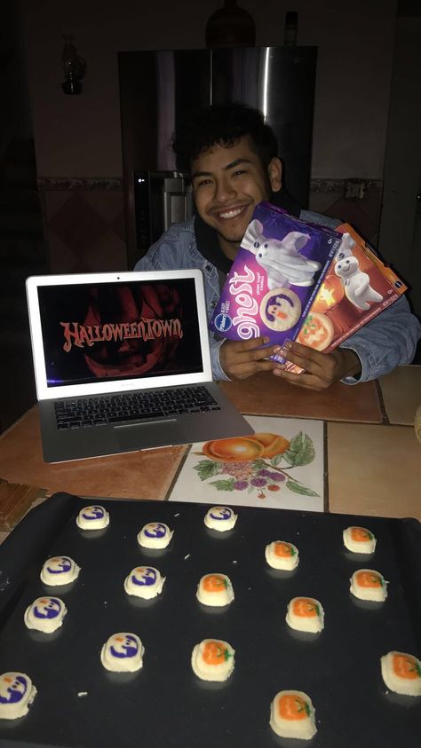 Cute Halloween Activities For Couples, Halloween Ideas With Boyfriend, Things To Do For Halloween With Bf, Couples Halloween Activities, Halloween Couple Night In, Halloween Night With Boyfriend, Halloween With Boyfriend, Halloween Pictures Couples, Halloween Dates For Couples