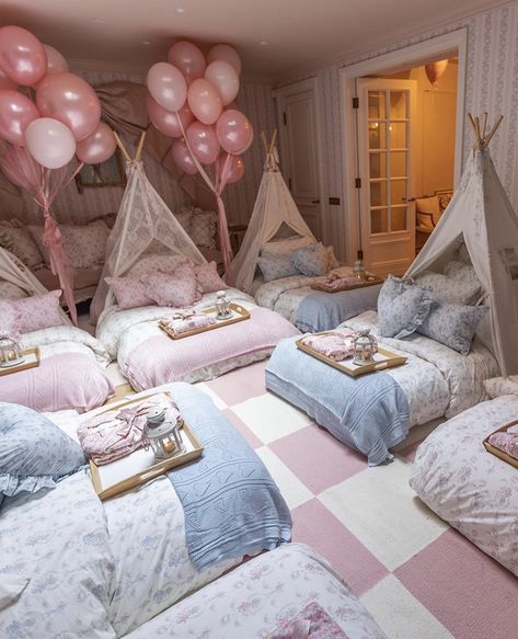 Tent Bday Party, 13th Birthday Slumber Party Ideas, Birthday Tents Sleepover, 13th Birthday Sleepover Ideas, Diy Sleepover Tent, Tent Slumber Party, Sweet 16 Sleepover, Sleepover Friends, Bachelorette Sleepover