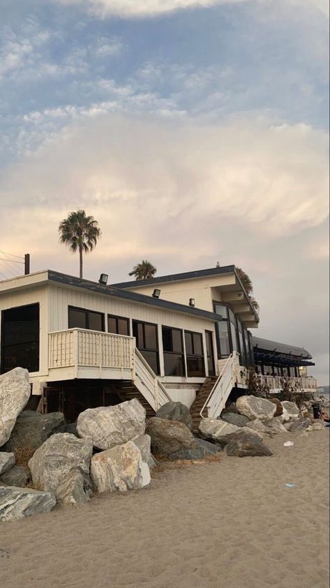 House On The Beach, Heart Bones, Malibu Rising, Malibu House, Beach House Aesthetic, Malibu Beach House, Dream Beach Houses, American House, House By The Sea