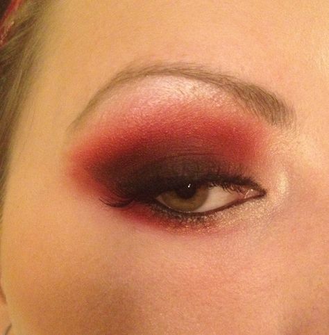 Dark red smokey eye Dark Burgundy Eye Makeup, Red Makeup Looks Grunge, Make Up For Dark Red Hair, Ted And Black Makeup, Red Eyeshadow Easy, Red Alt Eye Makeup, Red Eyeshadow For Prom, Red Eyeshadow For Hooded Eyes, Emo Red Makeup Looks