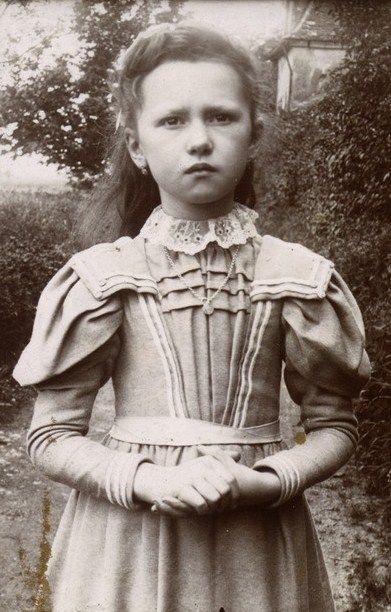 This little Victorian girl reminds me of Mary Lennox when she first came to Misselthwaite Manor...The Secret Garden. Kitsch Halloween, Diana Berry, Vintage Children Photos, Antique Photography, Vintage Family, Portrait Vintage, Victorian Photos, Images Vintage, Vintage Portraits