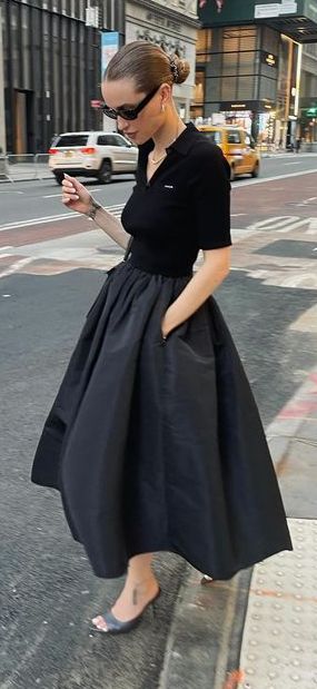 Black Flare Skirt Outfit, Flare Skirt Outfit, Full Skirt Outfit, Black Midi Skirt Outfit, Midi Rock Outfit, Black Flare Skirt, Dior Skirt, Unique Skirt, Yours Sincerely