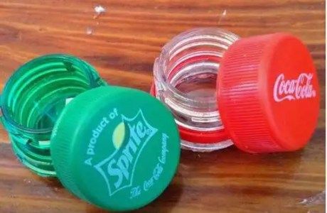 How to make a recycled shampoo bottle purse and lots more! – Recycled Crafts Plastic Bottle Cap Crafts, Pill Bottle Crafts, Plastic Container Crafts, Plastic Bottle Caps, Bottle Cap Crafts, Pill Bottles, Recycled Bottle, Plastic Bottle Crafts, Upcycle Recycle