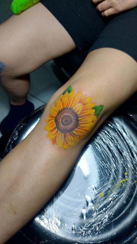 Sunflower knee tattoo Knee Sunflower Tattoo, Sunflower Knee Tattoo, Floral Tattoos, Knee Tattoo, Sunflower Tattoo, Awesome Things, Future Tattoos, Tatting, Sunflower