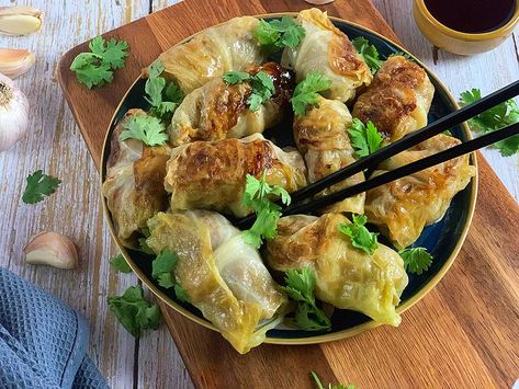 Gyoza Recipe, Keto Cabbage, Cabbage Wraps, Meat And Vegetables, Food Mood, Lose 10 Pounds, Chinese Cabbage, Custom Keto Diet, Keto Cooking