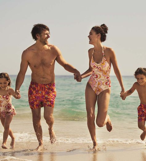 Matching Swimsuits Family, Family Swimwear, Vacation Swimwear, Family Swimming, Swimwear Shoot, Family Portrait Poses, Family Beach Pictures, Beach Clothing, Baby Swimsuit