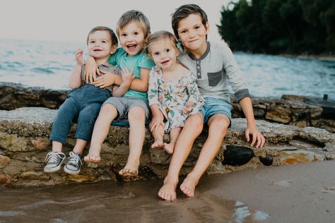 We love when four siblings not only look like they like each other, but actually do! #annafranklinphotography #milwaukeephotographer #midwestphotographer #siblings Four Siblings, Four Siblings Photography, 4 Siblings, 6 Siblings Photography, 8 Siblings Photography, Posing Teenage Siblings, Outdoor Sibling Photography, Family Portrait Outfits, Fall Family Portraits