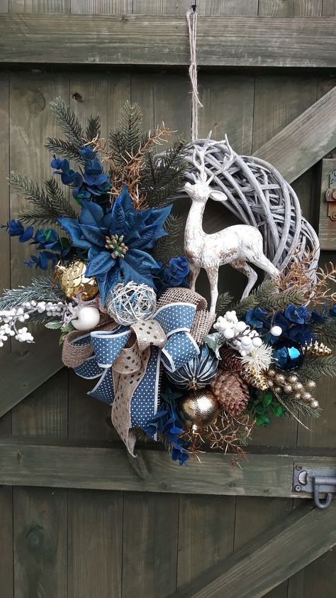 Blue Christmas Wreath Ideas, Blue Christmas Wreaths, Christmas Wreath Craft, Christmas Decorations Centerpiece, Holiday Wreaths Diy, Blue Christmas Decor, Front Door Wreaths, Winter Wreaths, Christmas Themes Decorations