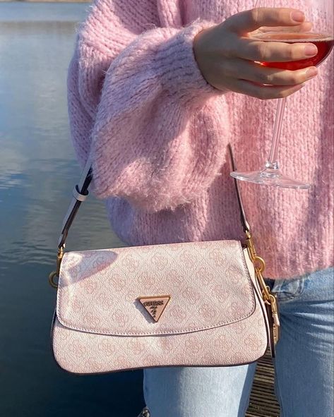 Guess Bag Outfit, Guess Bags Pink, Guess Clothing, Luxury Bags Collection, Aesthetic Bags, Bag Obsession, Daily Bag, Girly Bags, Guess Handbags