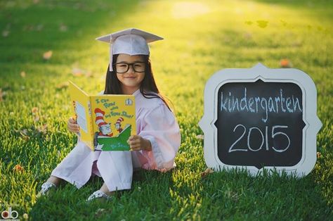 Pose idea for end of year. No graduation :( Kindergarten Graduation Pictures, Preschool Photography, Kindergarten Architecture, Kindergarden Graduation, Graduation Kindergarten, Kindergarten Photos, Kindergarten Graduation Party, Kindergarten Pictures, Pre K Graduation