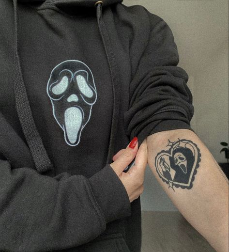 Ghostface scream horror movie film tattoo halloween October alternative tattoos Dr Tattoo, Tattoos Infinity, Movie Tattoo, Tattoo Aesthetic, Scary Tattoos, Tattoo Hand, 4 Tattoo, Inspiration Tattoo, Tattoo Cover Up