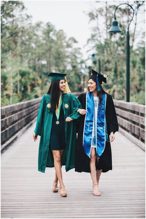 Gradpic Poses, Graduation Photo Shoot With Friends, Fgcu Graduation Pictures, Graduation Poses For Two People, Best Friend Pictures Graduation, Graduation Day Photos, Graduation With Best Friend, Besties Graduation Pictures, Fun Graduation Pictures With Friends