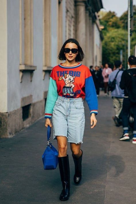 Denim Bermuda Shorts Outfit, Bermuda Shorts Outfit, Sweaters Vintage, Milan Fashion Week Street Style, Black Leather Shorts, City Shorts, 90s Fashion Outfits, Spring Street Style, Cool Street Fashion