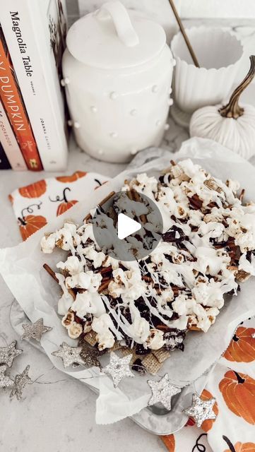 JAMIE THORPE | HOME DECOR | COASTAL LIVING | SHOPPING FINDS on Instagram: "POPCORN BARK (This stuff is so good 🤤 ) 

Directions:
1. On parchment paper spread a layer of Chex
cereal and pretzels
2. Melt white chocolate chips and drizzle on top.
3. Next add a layer of popcorn and crushed
• Oreos
• Candy or sprinkles (optional)
4. Drizzle another layer of your melted white chocolate chips. 
5. Let sit until your drizzle hardens and then break apart and ENJOY!🎃🍂✨" Melt White Chocolate Chips, Popcorn Bark, Pretzel Bark, Melted White Chocolate, Home Decor Coastal, Chex Cereal, Crushed Oreos, Melting White Chocolate, White Chocolate Chips