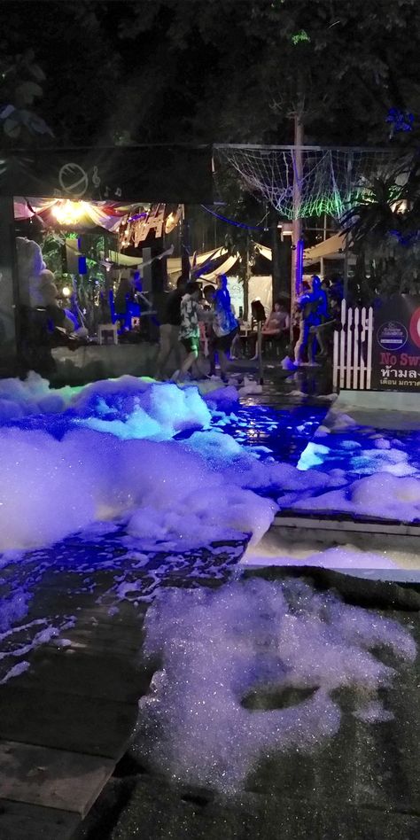 Night Pool Party Aesthetic, Neon Pool Party Ideas, Pool Party Neon, Pool Party Aesthetic, Neon Pool Parties, Friends Party Night, Night Pool Party, Vintage Pool, Pool Aesthetic