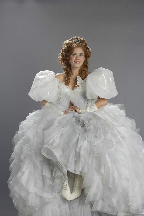 Inspiration for Zoe's runaway bride dress Giselle Wedding Dress, Enchanted Giselle, Enchanted 2007, Enchanted Wedding Dress, Giselle Enchanted, Enchanted Dress, Giselle Dress, Disney Princess Cosplay, Groovy Fashion