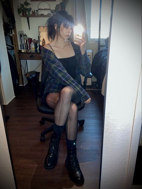 Over sized flannel grunge Off The Shoulder Flannel Outfit, Goth Flannel Outfit, Grunge 90s Aesthetic Outfits, 2014 Grunge Aesthetic Outfits, Soft Grunge Tumblr 2014, 2017 Grunge Aesthetic, Emo Flannel Outfits, Grunge Outfits 2014, 2014 Grunge Tumblr Outfits