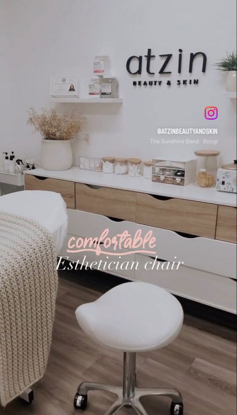 Skin Room Design, Minimalist Esthetician Room, Esthetics Room At Home, Esthetics Suite, Small Spa Room Ideas Estheticians, Esthetician Room Decor Inspiration, Boho Esthetician Room, Esthetician Chair, Esthetician Studio