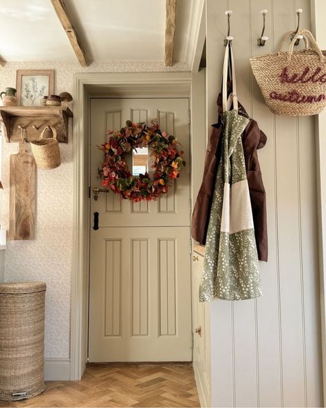 Tiny English Cottage Interior, English Cottage Hallway, Hone Decor Ideas, Edwardian Cottage, Hone Decor, Cottage Entryway, Entry Ideas, Small Entryways, Tiny Cottage