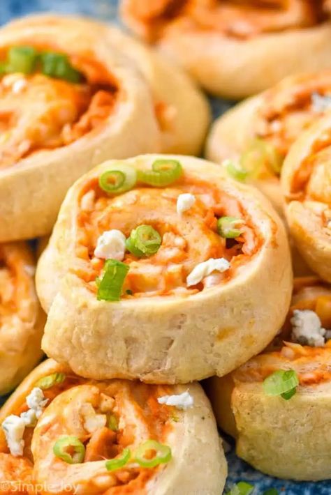 Buffalo Chicken Appetizers, Buffalo Chicken Pinwheels, Picnic Appetizers, Chicken Pinwheels, Pizza Pinwheels, Pinwheel Appetizers, Baked Buffalo Chicken, Chicken Appetizers, Pinwheel Recipes