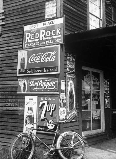 Soda Shop, Vintage Soda, Alfred Eisenstaedt, Black And White Photo Wall, Old Country Stores, Black And White Picture Wall, Fotografi Vintage, Gray Aesthetic, Old Signs