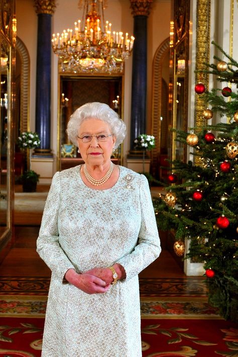 This Is What Christmas Looks Like in the British Royal Palaces Ratu Elizabeth, Royal Family Christmas, The Queen Of England, Rainha Elizabeth Ii, Principe William, Royal Christmas, Christmas Traditions Family, Reine Elizabeth, Principe Harry