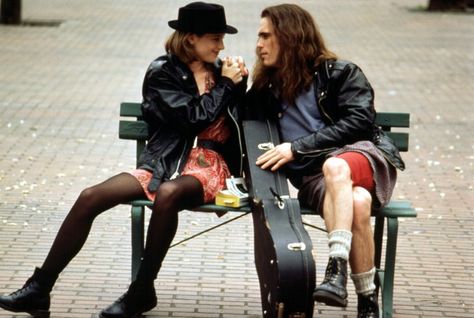 Linda Perry, Grunge Kids, Bridget Fonda, How To Be Single Movie, Indie Movie Posters, 90s Films, Grunge Couple, 90s Teen, Lisa Bonet