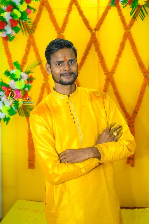 sahibganj jharkhand Haldi Pic Boy, Boy Haldi Photography, Dulha Photo, Groom Haldi Photoshoot, Haldi Boy, Haldi Stills, Haldi Pic, Haldi Pics, Haldi Photography Ideas