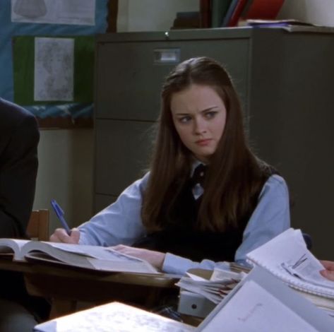 Roy Gilmore, Rory Gilmore Studying, Chilton Rory, ليلي كولينز, Gilmore Aesthetic, Babette Ate Oatmeal, Paris Geller, Romanticizing School, Gilmore Girl