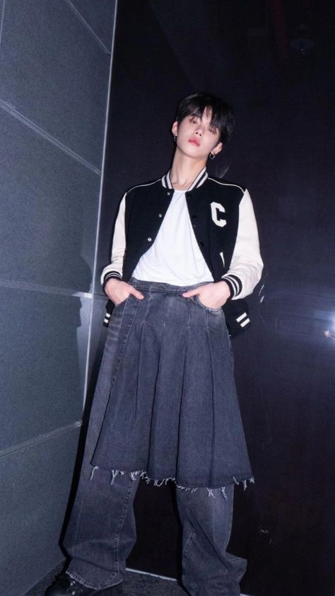 #Choiyeonjun #Yeonjun #TXT Guys In Skirts, Men Wearing Skirts, Skirt Aesthetic, Genderless Fashion, Pants Outfit Men, Yeonjun Txt, Choi Yeonjun, Txt Yeonjun, Feminine Outfit